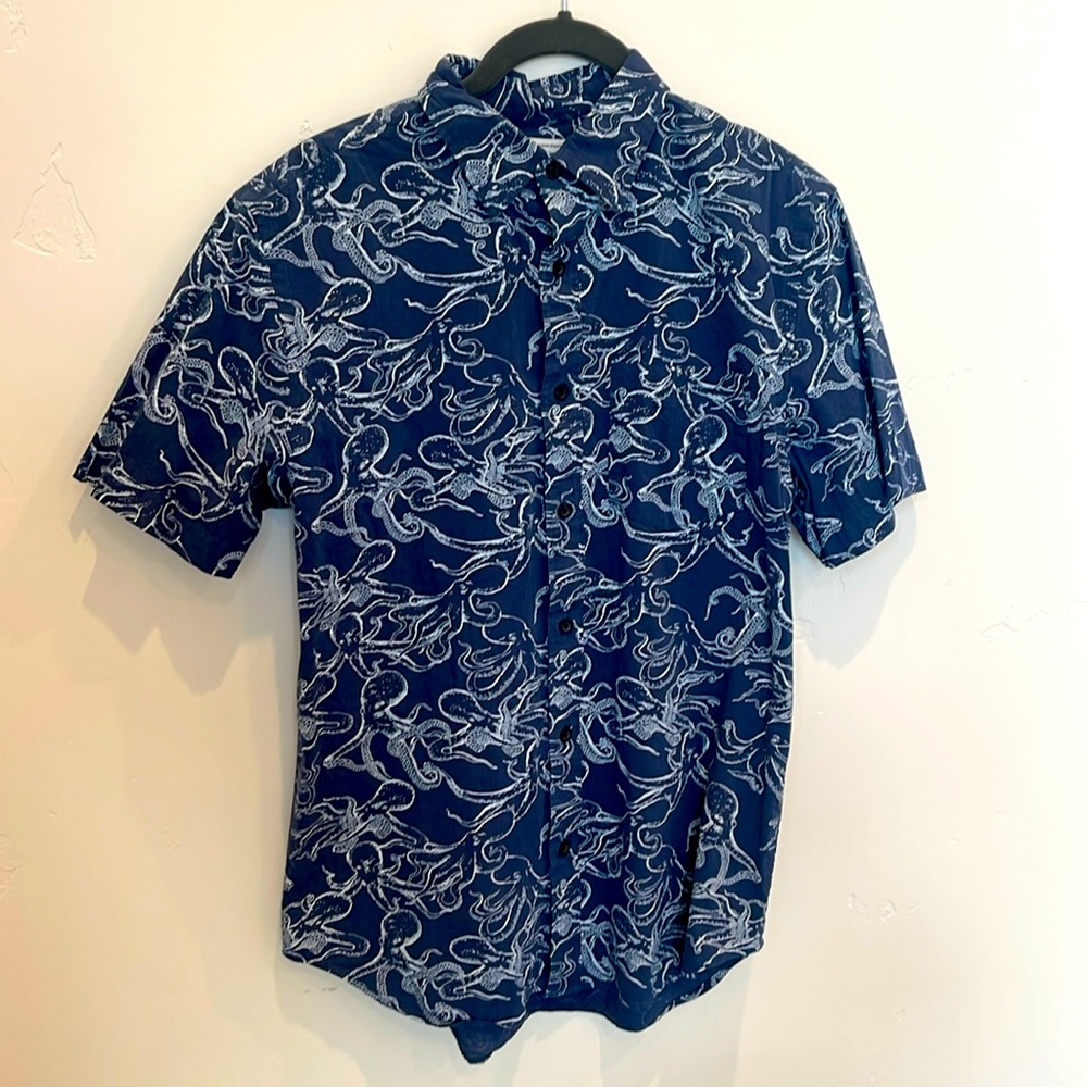 Old Navy Men’s Size Small Slim Fit Octopus Print Navy Blue Short Sleeve Shirt